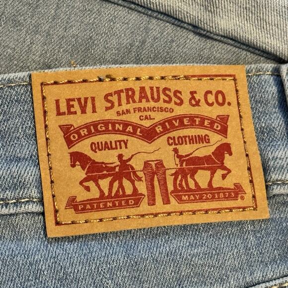 Levis Mid Length Women’s Hypersoft Mid Rise Shorts Light Wash Waist 34 NWT - Picture 5 of 5